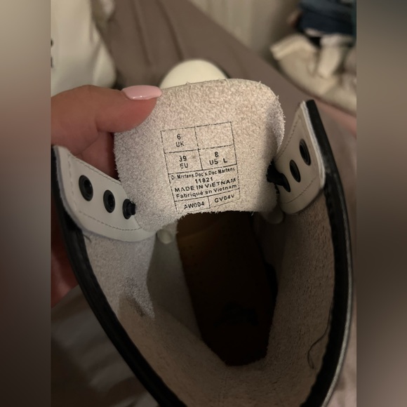 White lace up Dr Marten boots. - Picture 3 of 4